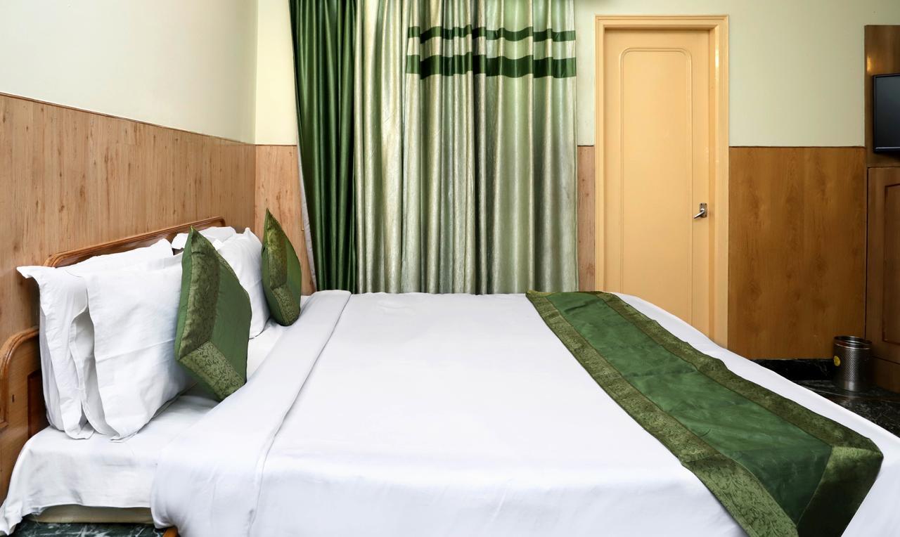 Oyo 22075 Hotel Bali Palace Katra  Eksteriør billede
