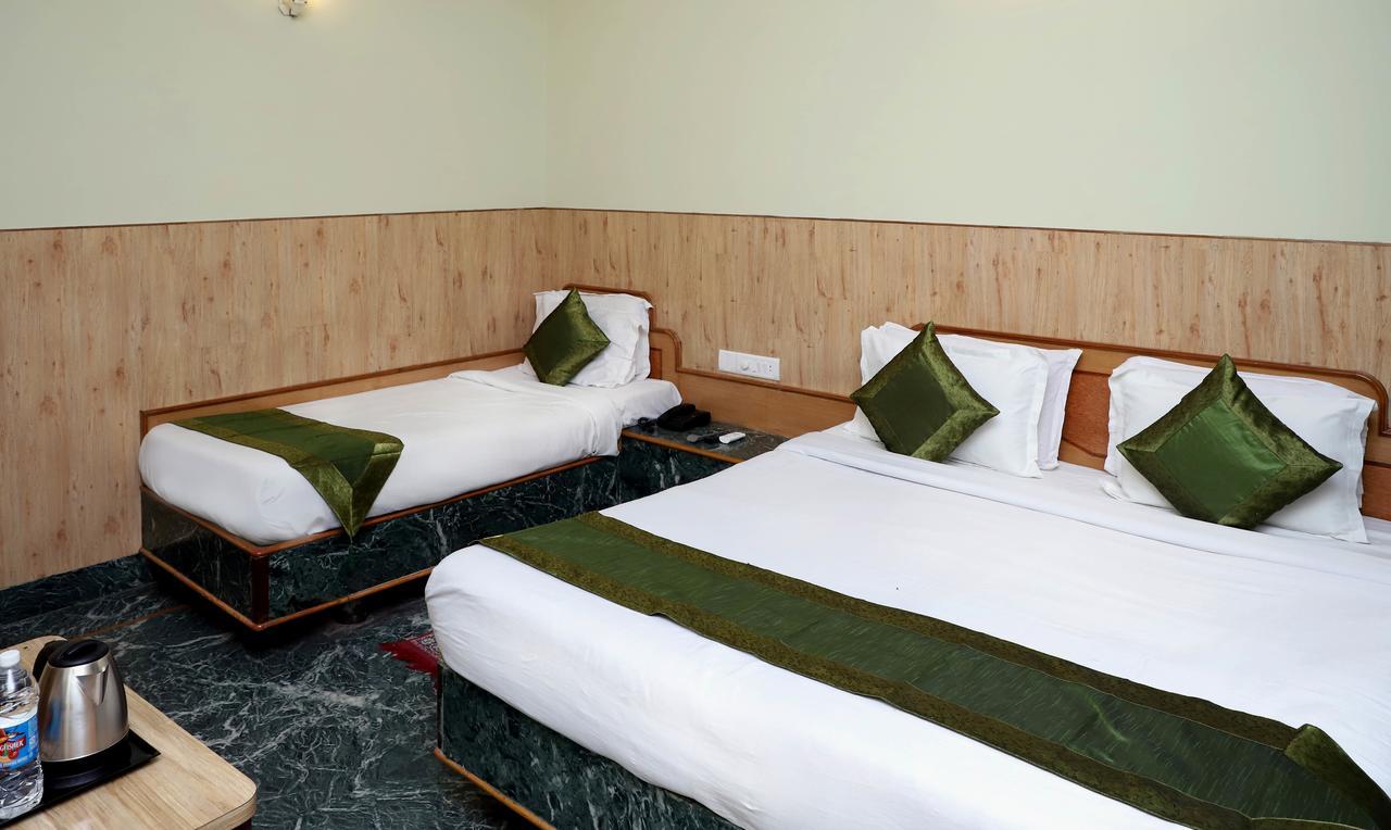 Oyo 22075 Hotel Bali Palace Katra  Eksteriør billede