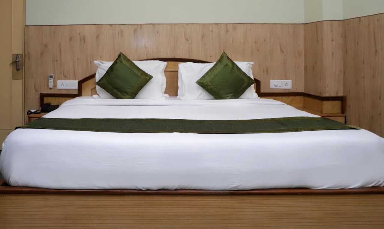Oyo 22075 Hotel Bali Palace Katra  Eksteriør billede