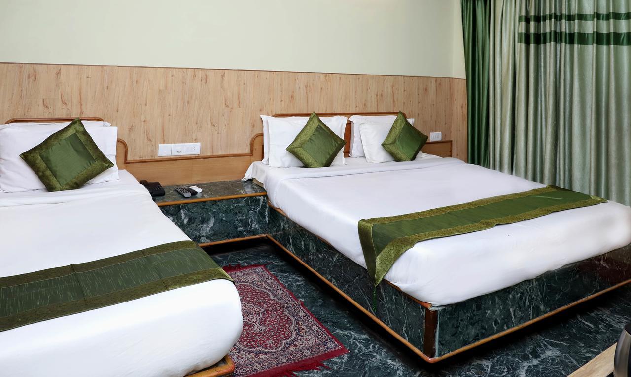 Oyo 22075 Hotel Bali Palace Katra  Eksteriør billede